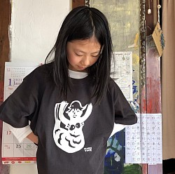 人魚のおばちゃんTシャツ　　　モデルHANA